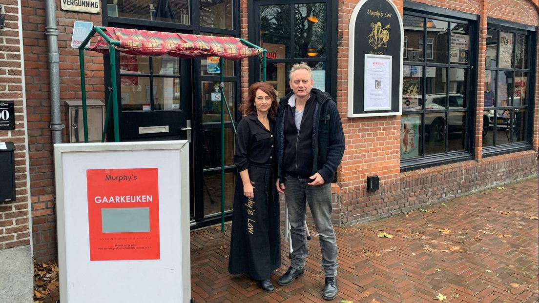 Inge Strijdonck en Richard Heus voor hun Hillegomse café annex gaarkeuken Murphy's Law