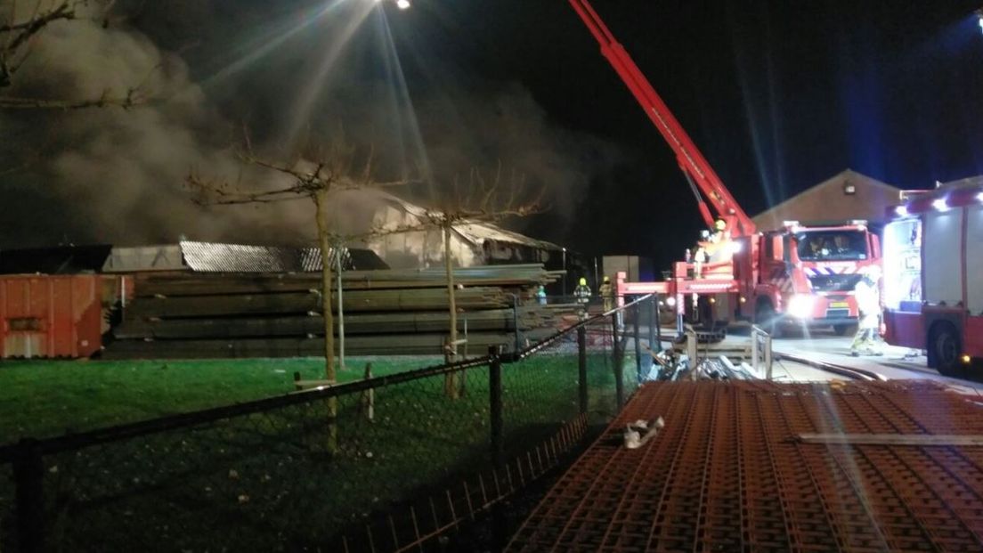 Bij een zeer grote brand in Nijmegen zijn vrijdagavond zo'n 3000 varkens omgekomen. De brand woedde in een stal aan de Palkerdijk, vlak bij bedrijventerrein Bijsterhuizen. De stal is verwoest.