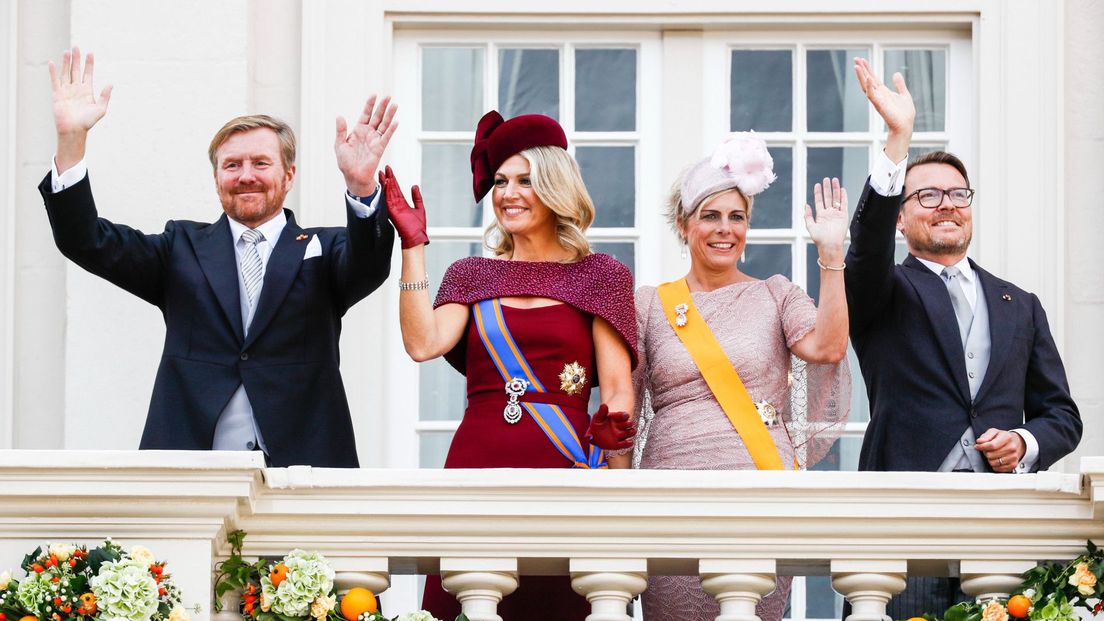 De Koninklijke familie zwaait vanaf het balkon van Paleis Noordeinde
