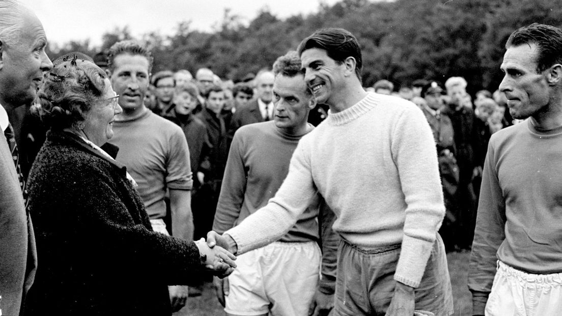 1965: Koningin Juliana feliciteert de winnaars van de voetbalwedstrijd tussen het personeel van Paleis Soestdijk en Oud-Oranje, met in de witte trui DOS-keeper Frans de Munck.