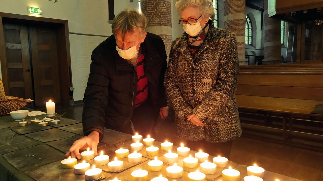 Bezoekers van de Brugkerk in Koudekerk aan den Rijn steken een kaarsje aan voor de vermoorde Esmee