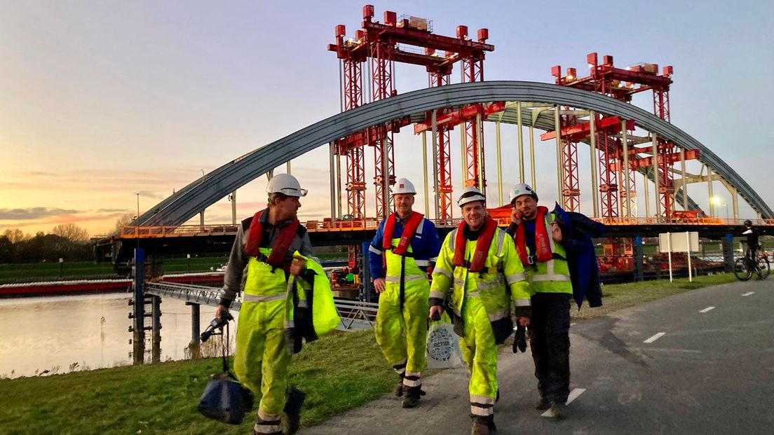 24/7 zijn mensen aan het werk om de brug te 'slopen'.