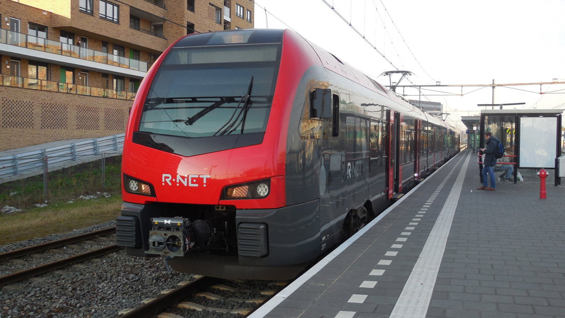 Een trein van R-net op het station van Alphen aan den Rijn