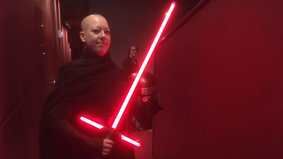 Star Wars-fan Rianne draagt een Kylo Ren-outfit en haar Lightsaber