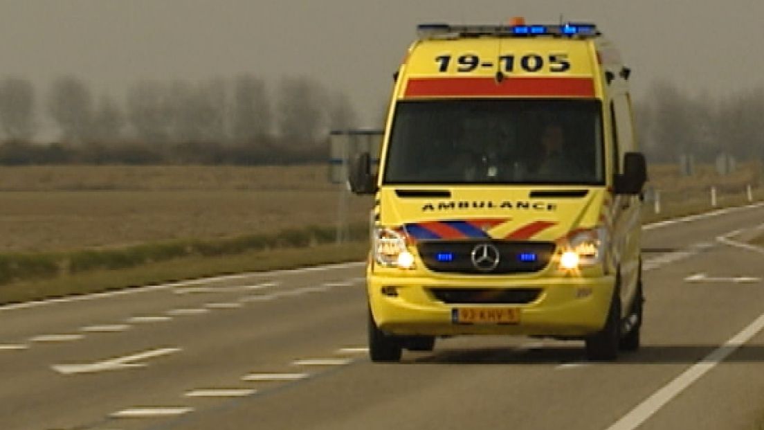 Ambulance op uitvoegstrook - archieffoto