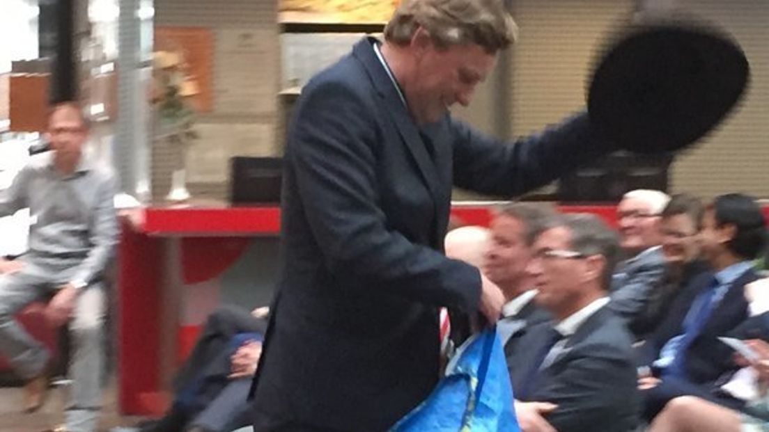 Burgemeester Stapelkamp (Kapelle) krijgt lachers op de hand bij vertrek Letty Demmers