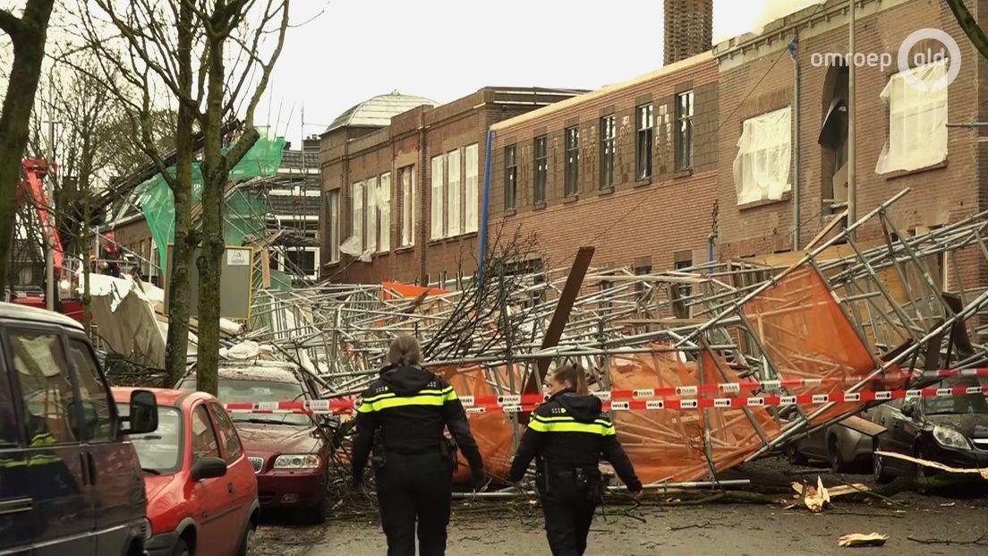In de Tooropstraat in Nijmegen is maandagochtend een enorme steiger omgevallen. De mogelijke oorzaak is de harde wind. De steiger lag over een lengte van 100 meter omver. De schade in de straat is aanzienlijk.