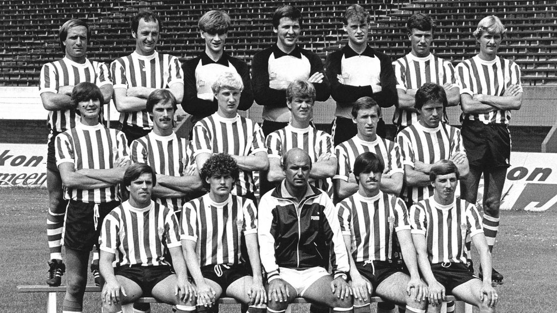 Elftalfoto van Sparta in het seizoen 1981-1982. Holverda zit rechtsonder