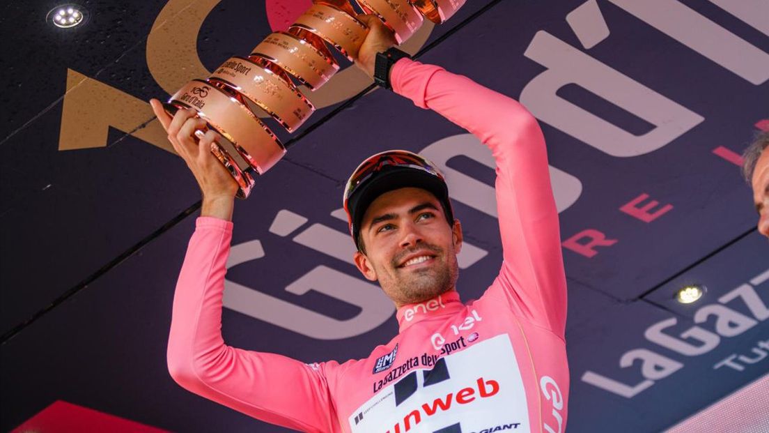 Tom Dumoulin wordt gehuldigd als winnaar van de Giro.