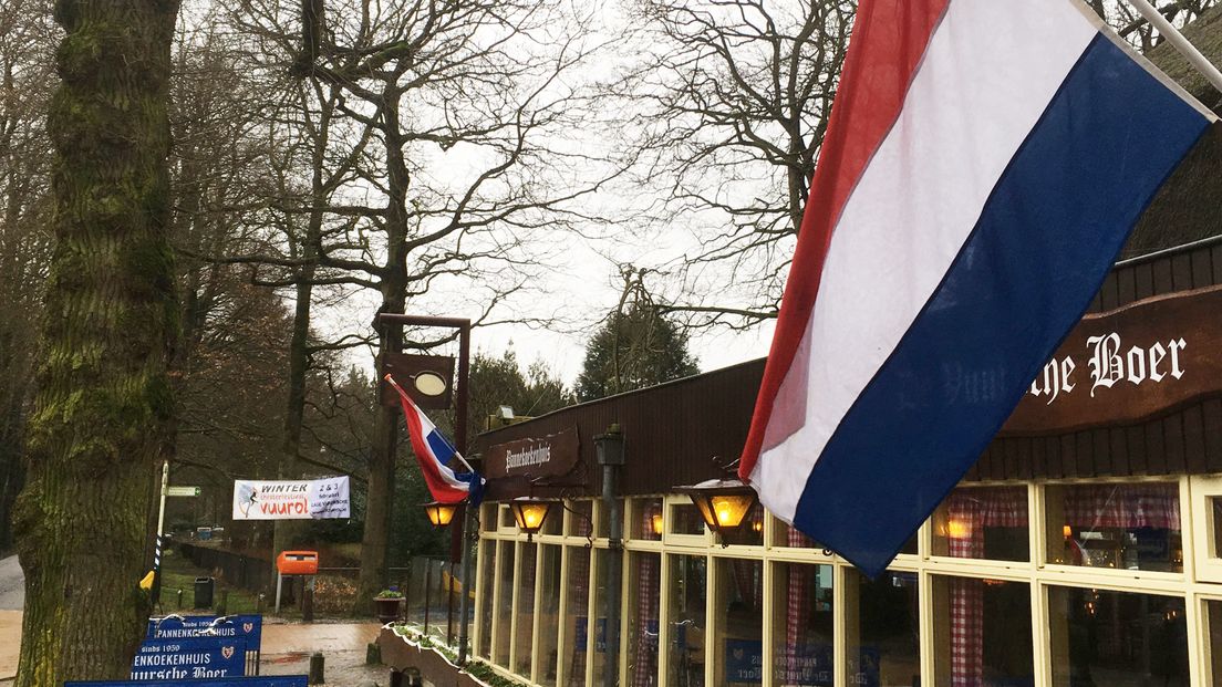 Bij pannenkoekenhuis De Vuursche Boer zijn rood-wit-blauwe vlaggen opgehangen.