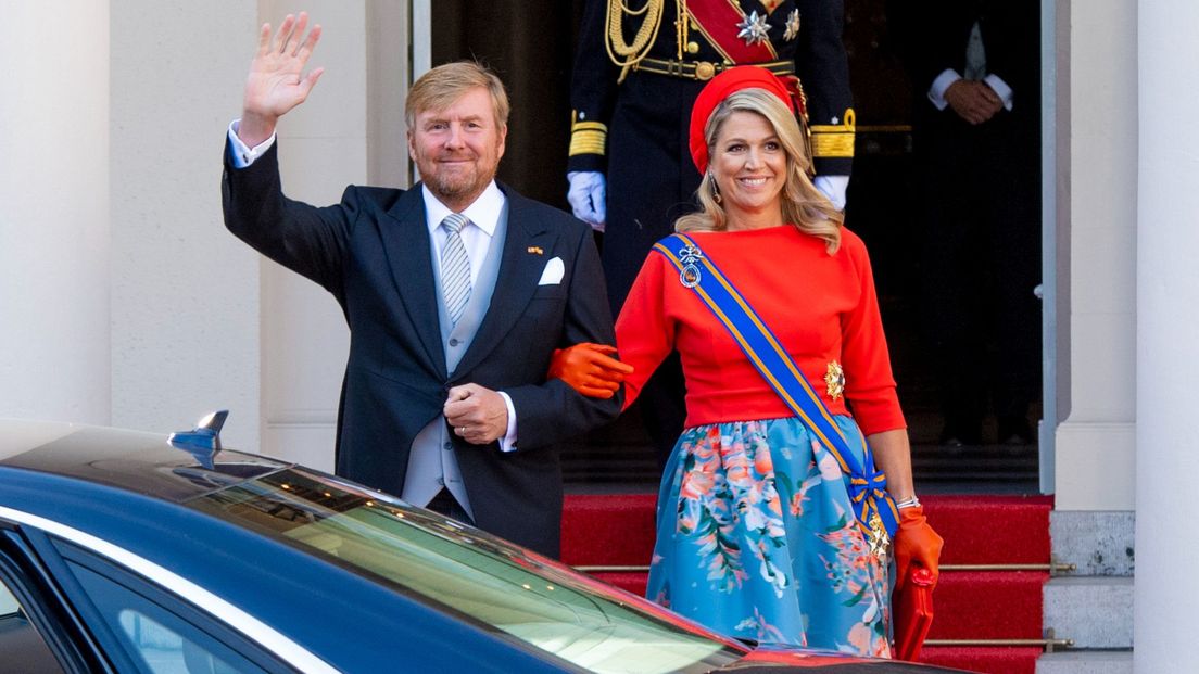 Koning Willem-Alexander en koningin Máxima vertrekken vanaf Paleis Noordeinde