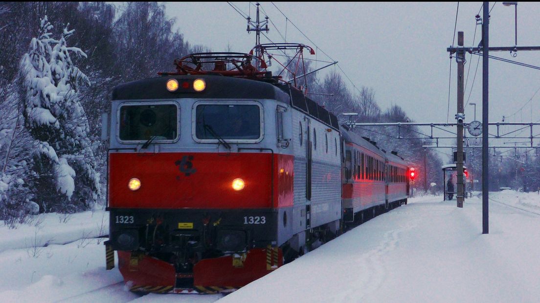 Een trein in de Zweedse sneeuw