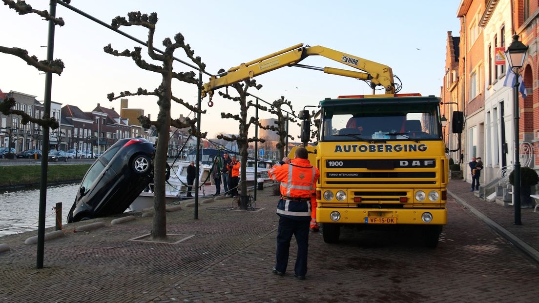 Lege auto te water in Sas van Gent