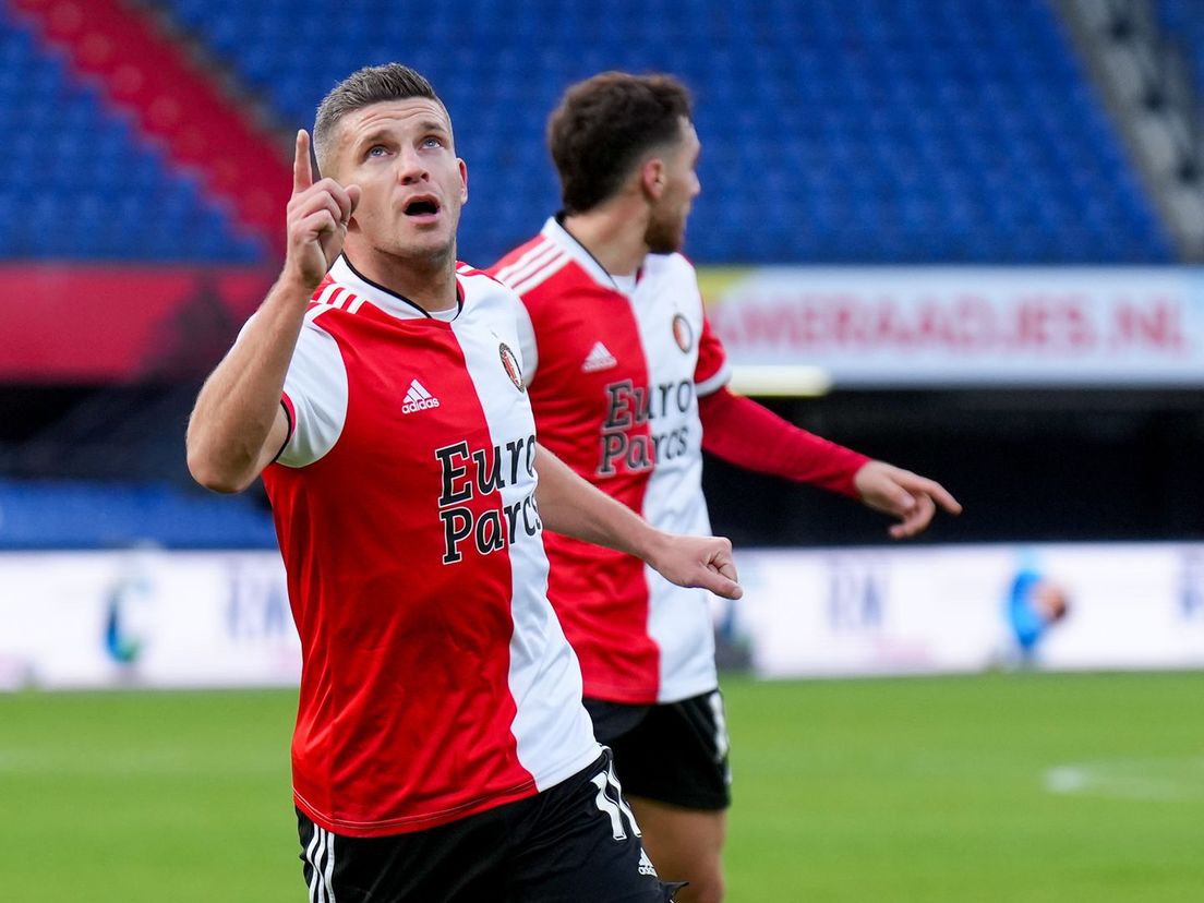 Bryan Linssen viert zijn 3-0 tegen PEC Zwolle