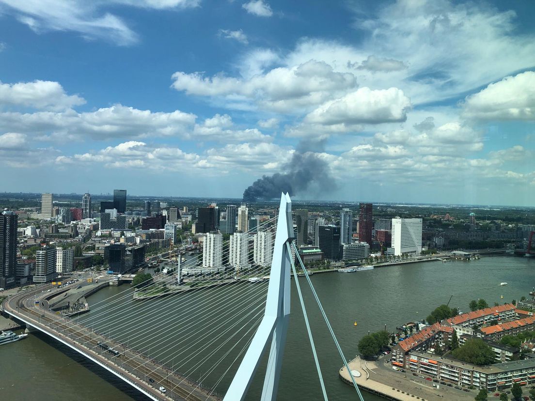 De brand is vanuit Rotterdam ook goed te zien.