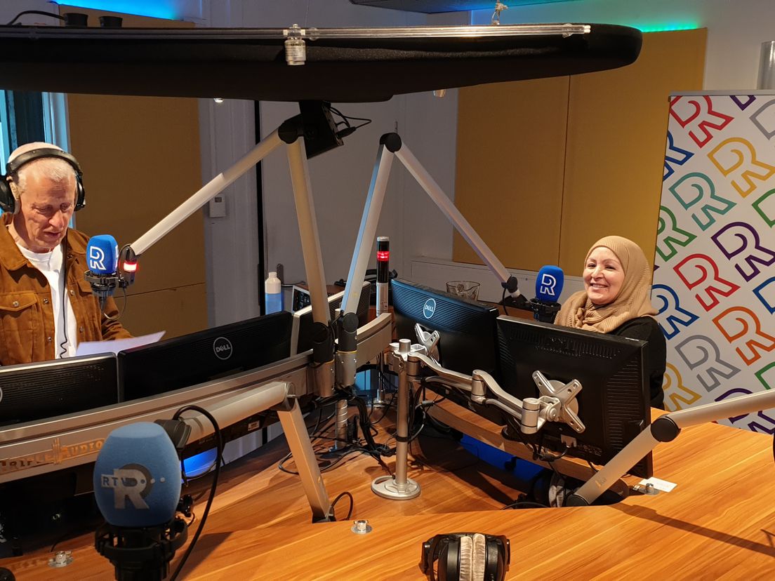 Fadma Bouchataoui in de studio van Radio Rijnmond met presentator Reint Jan Potze