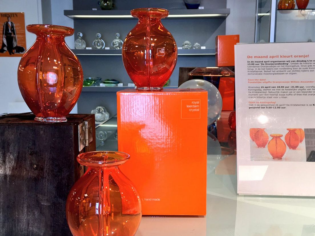 Glasblazers maken oranje vaasje voor verjaardag van koning