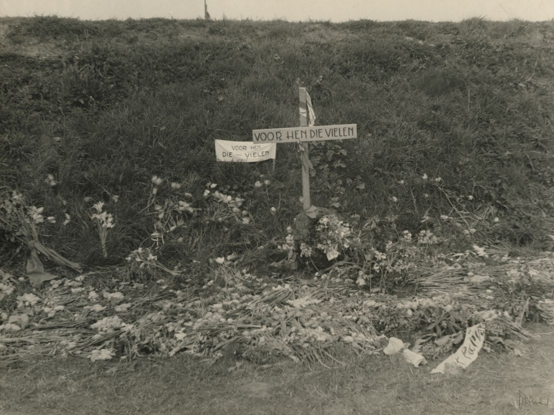 10 mei 1945: herdenkingskruis voor de schuilkelder aan het Hofplein Bron: collectie H.F. Grimeyer/Stadsarchief Rotterdam