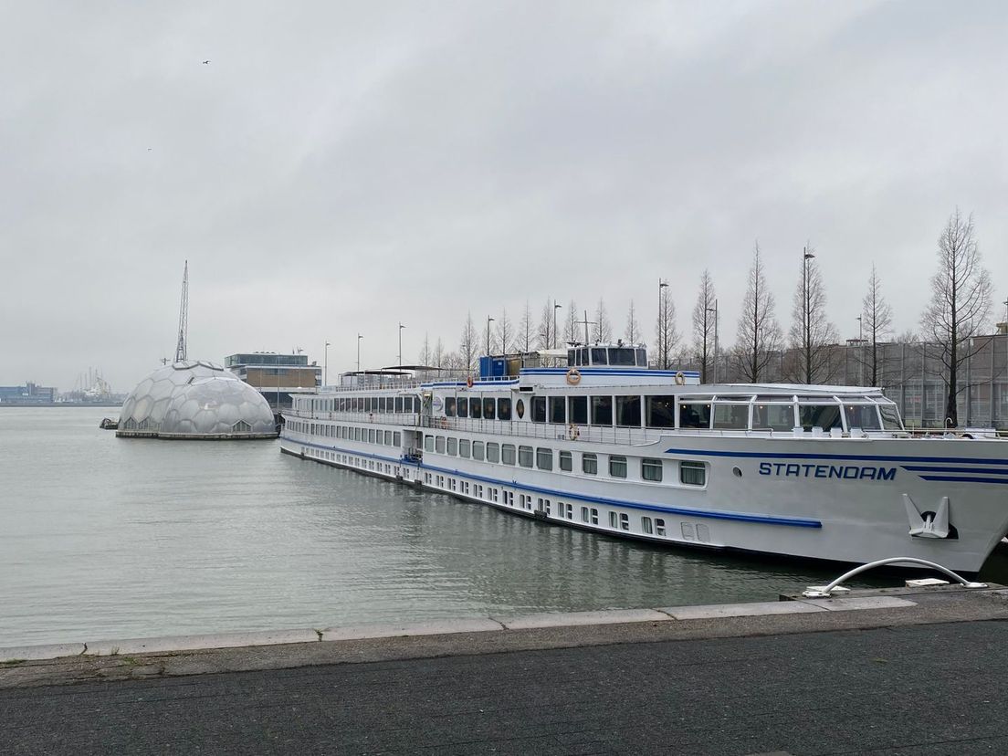 In hotelboot De Statendam in Rotterdam worden tijdelijk asielzoekers opgevangen