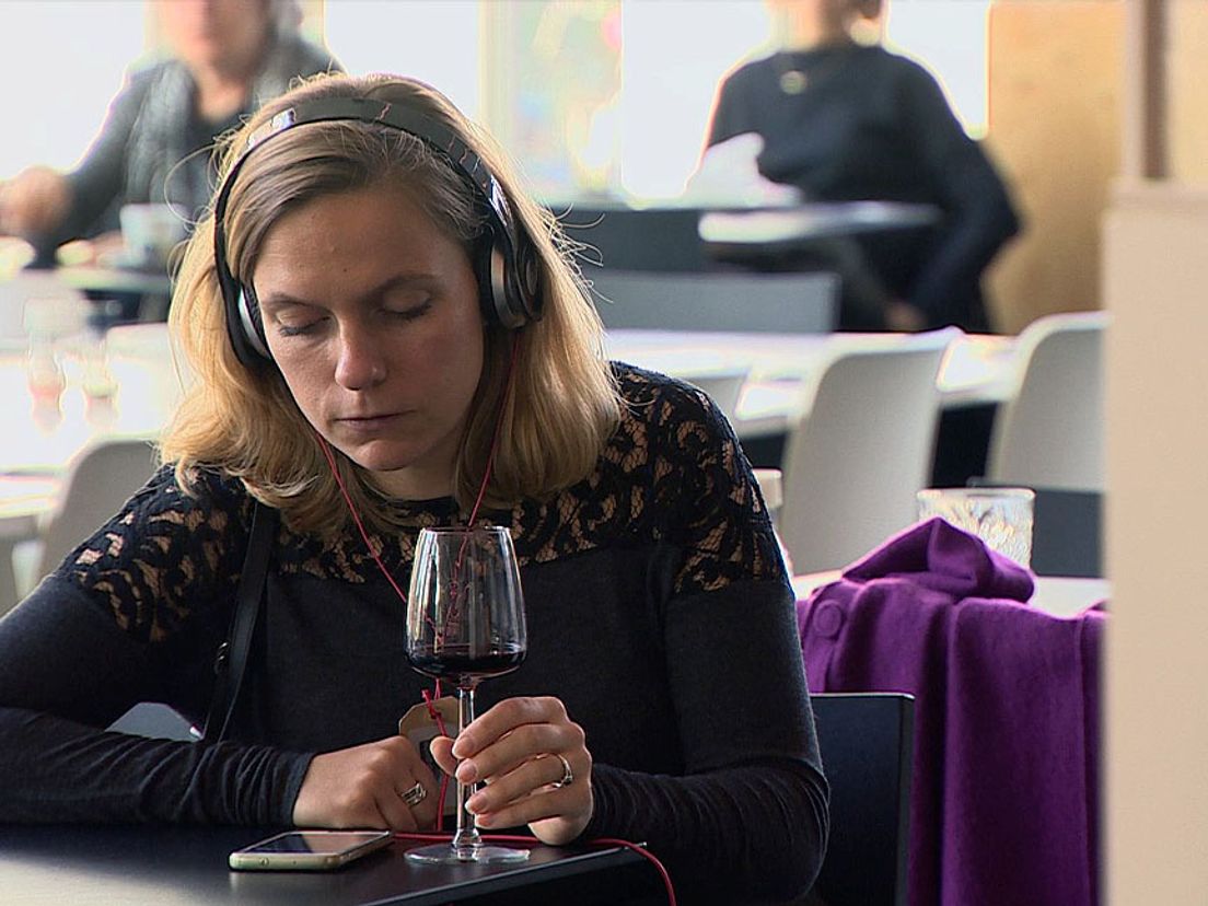 Wijnproeven met koptelefoon in de Kunsthal