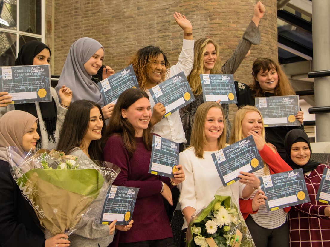 Vijftien studenten hebben een baangarantie gekregen voor het basisonderwijs in Rotterdam-Zuid