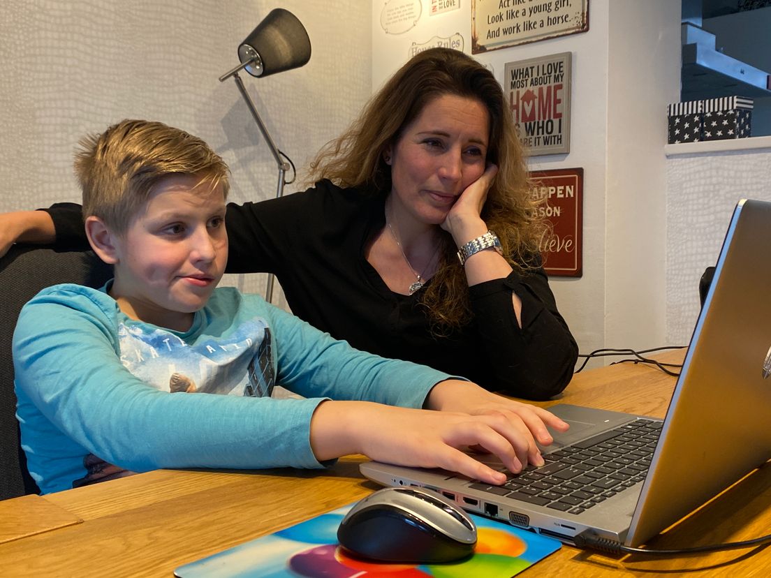 De 11-jarige Vito en zijn moeder Laura wandelen rond op de online scholenmarkt