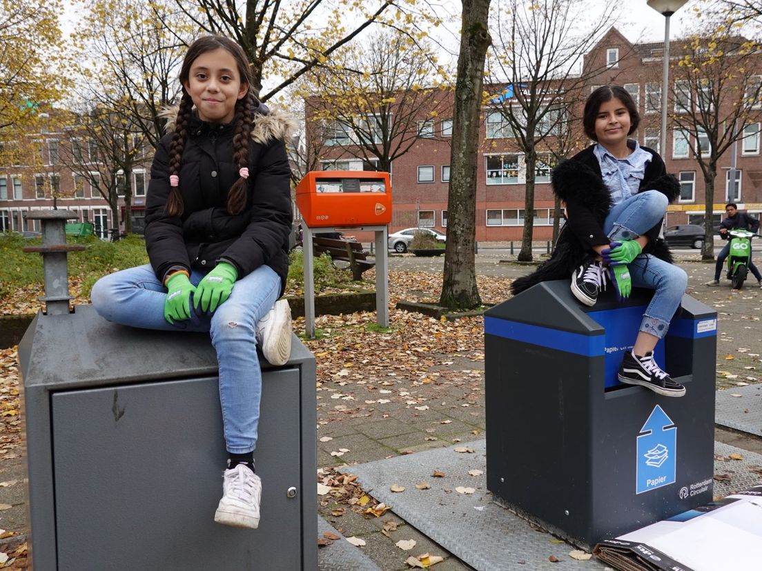 De 10-jarige Lara en 11-jarige Inaya prikken afval in hun wijk
