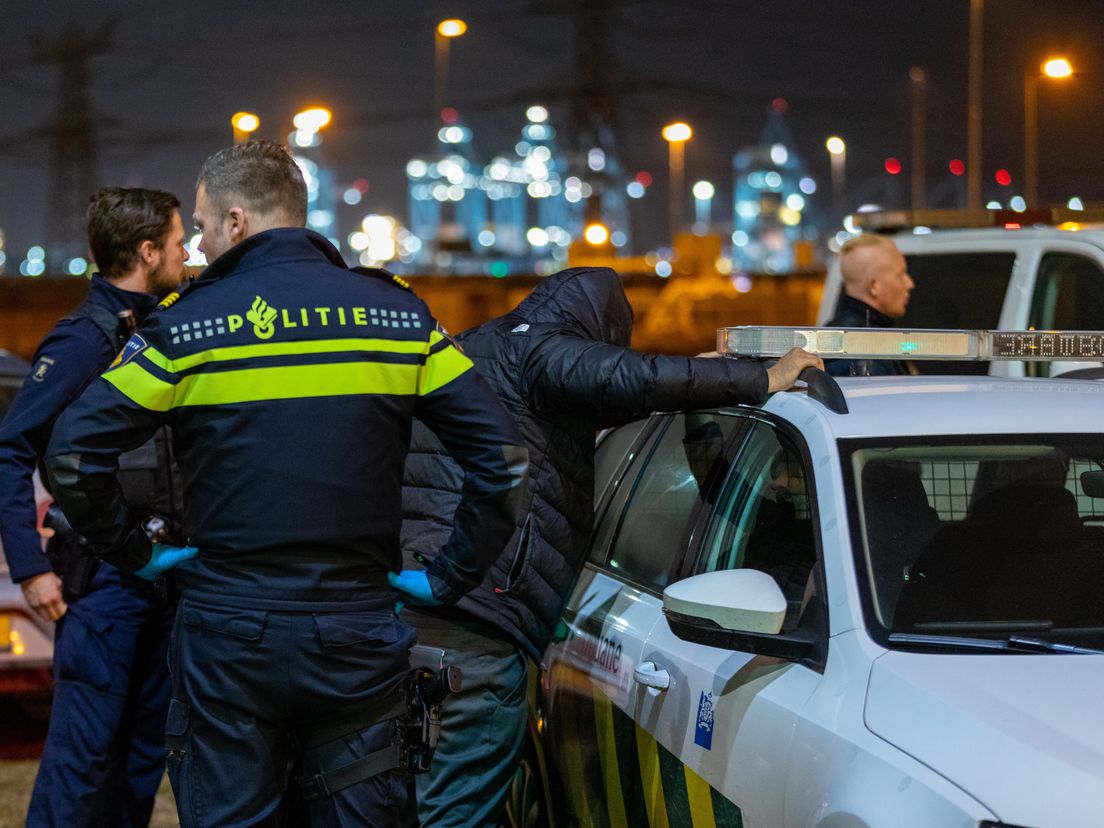 Recent werd op de Maasvlakte een groep van 12 drugsuithalers aangehouden. Korte tijd later waren ze met een bekeuring vrij man.