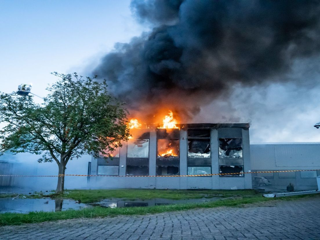 Brand aan de Kreekweg in Zwijndrecht, nadat een auto met opzet het pand is binnengereden.