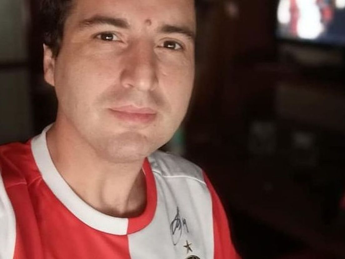 Ignacio met zijn Feyenoord-shirt met handtekeningen erop