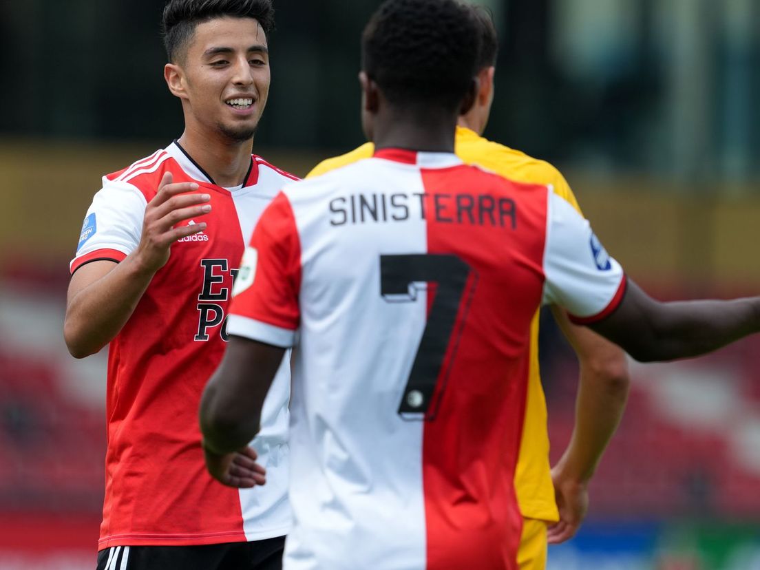 Naoufal Bannis en Luis Sinisterra vieren een goal tijdens Feyenoord-AEK Athene