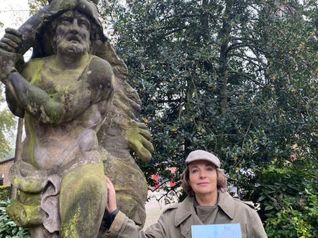 Anne Mieke Backer bij het beeld Hercules op Landgoed Dordwijk