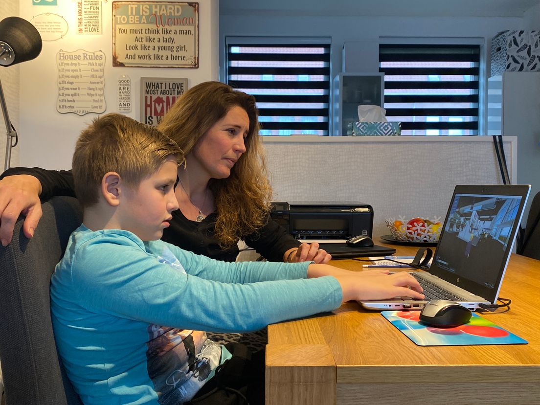 Vito en zijn moeder Laura bezoeken de online scholenmarkt