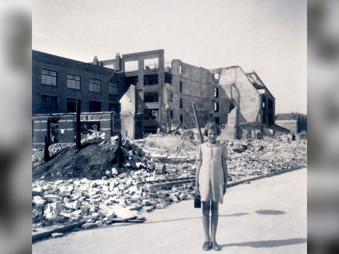 Meisje poseert in gebombardeerde Oostmaasstraat. Bron: A.de Herder/Stadsarchief Rotterdam