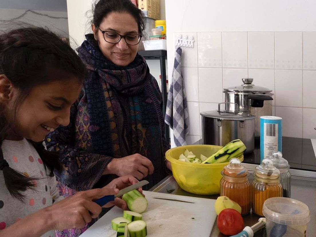 Sajida Mughal en dochter bezig met energiezuinig koken.