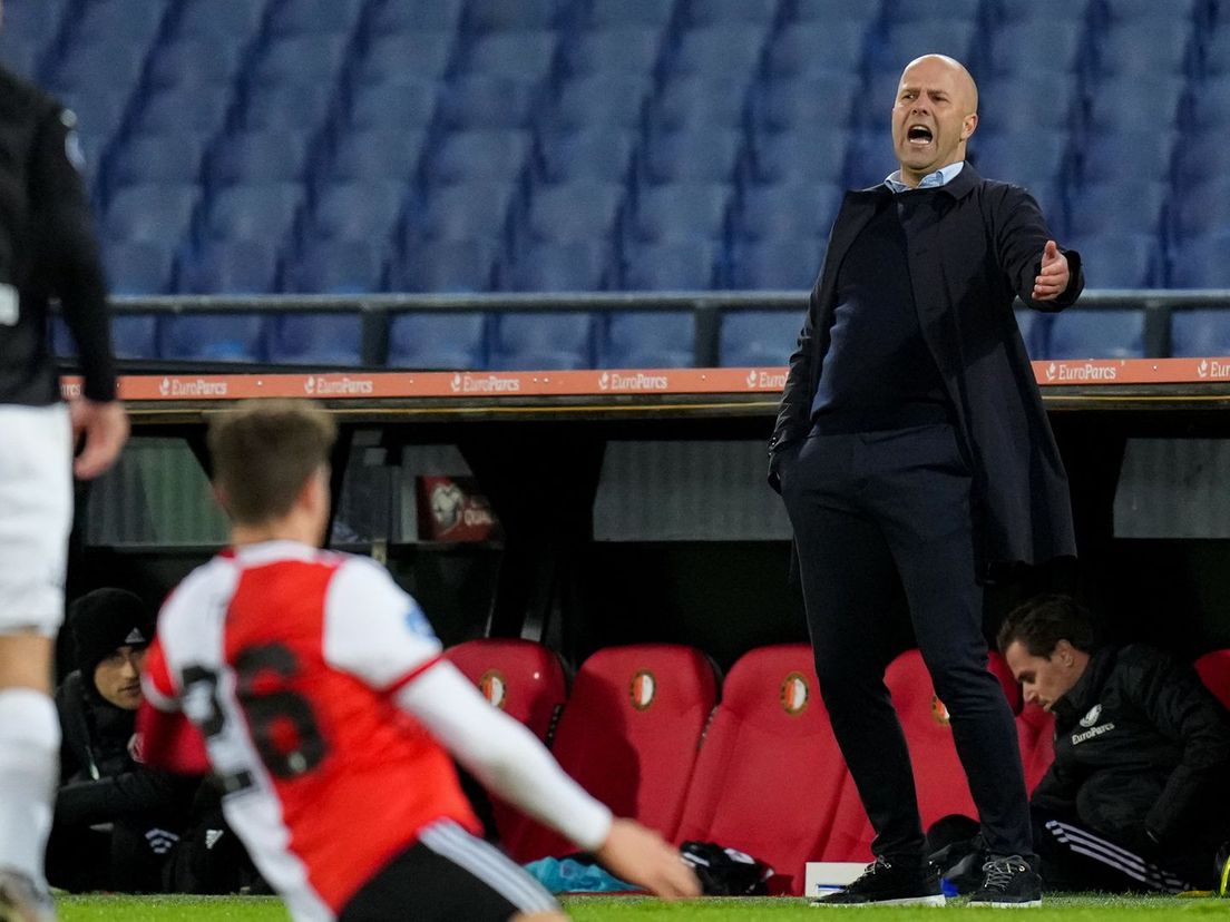 Arne Slot beklaagt zich langs de lijn tijdens Feyenoord-Heracles Almelo