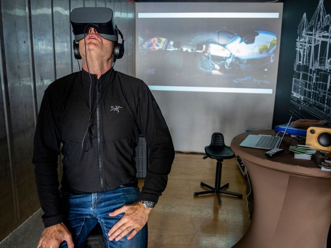 Met een Virtual Reality-bril in de container