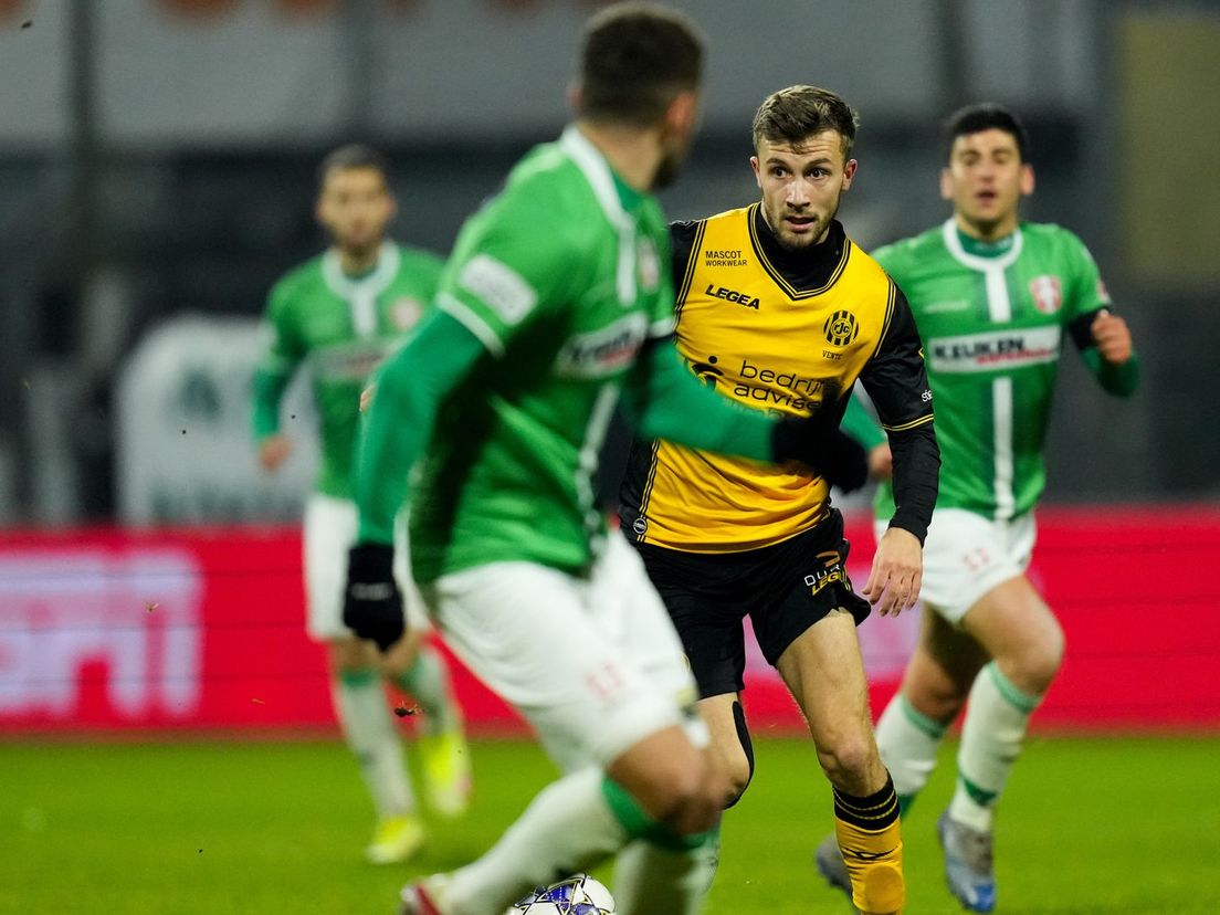 Dylan Vente (in het geel-zwart) was met twee goals voor Roda JC de plaaggeest voor FC Dordrecht