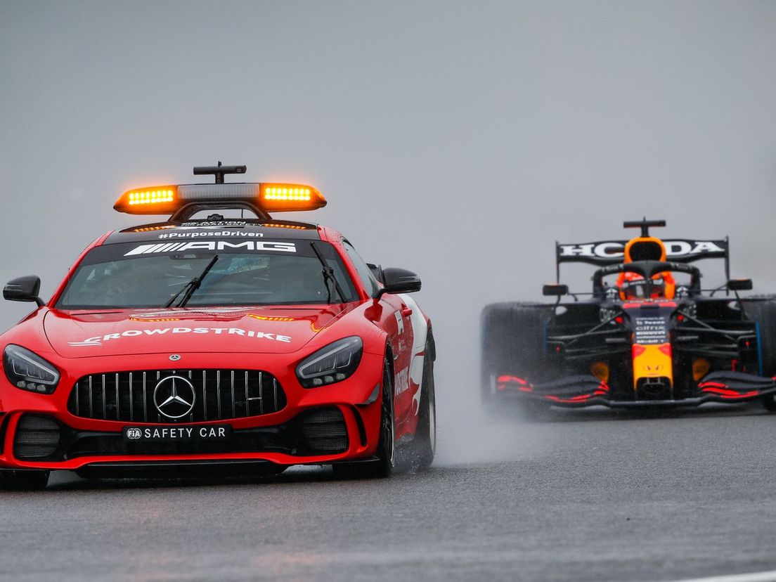 Max Verstappen afgelopen zondag achter de safety car op het kletsnatte circuit van Spa-Francorchamps