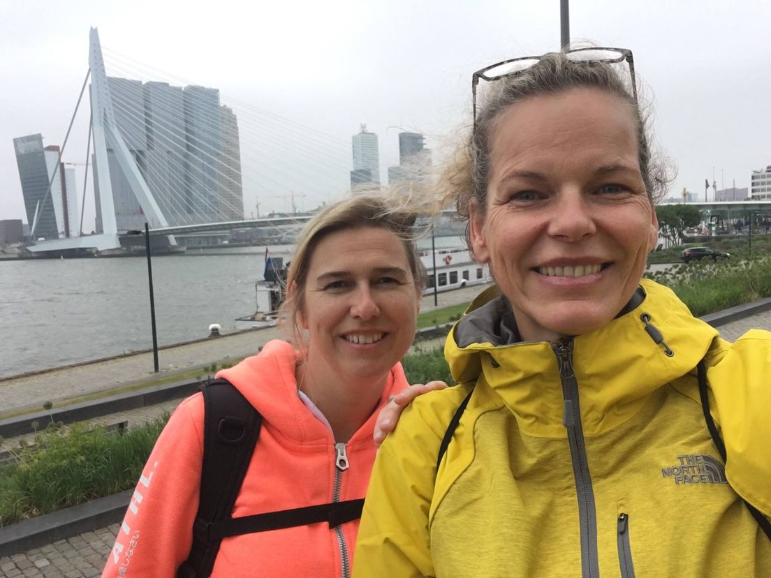 Moeder Esther (rechts) tijdens een wandeltraining door Rotterdam