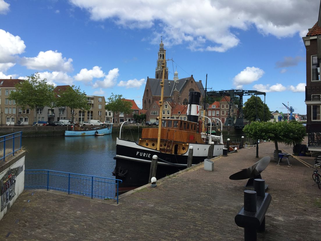 De Furie, de laatste door stoom aangedreven zeesleepboot in Nederland, in de haven van Maassluis.