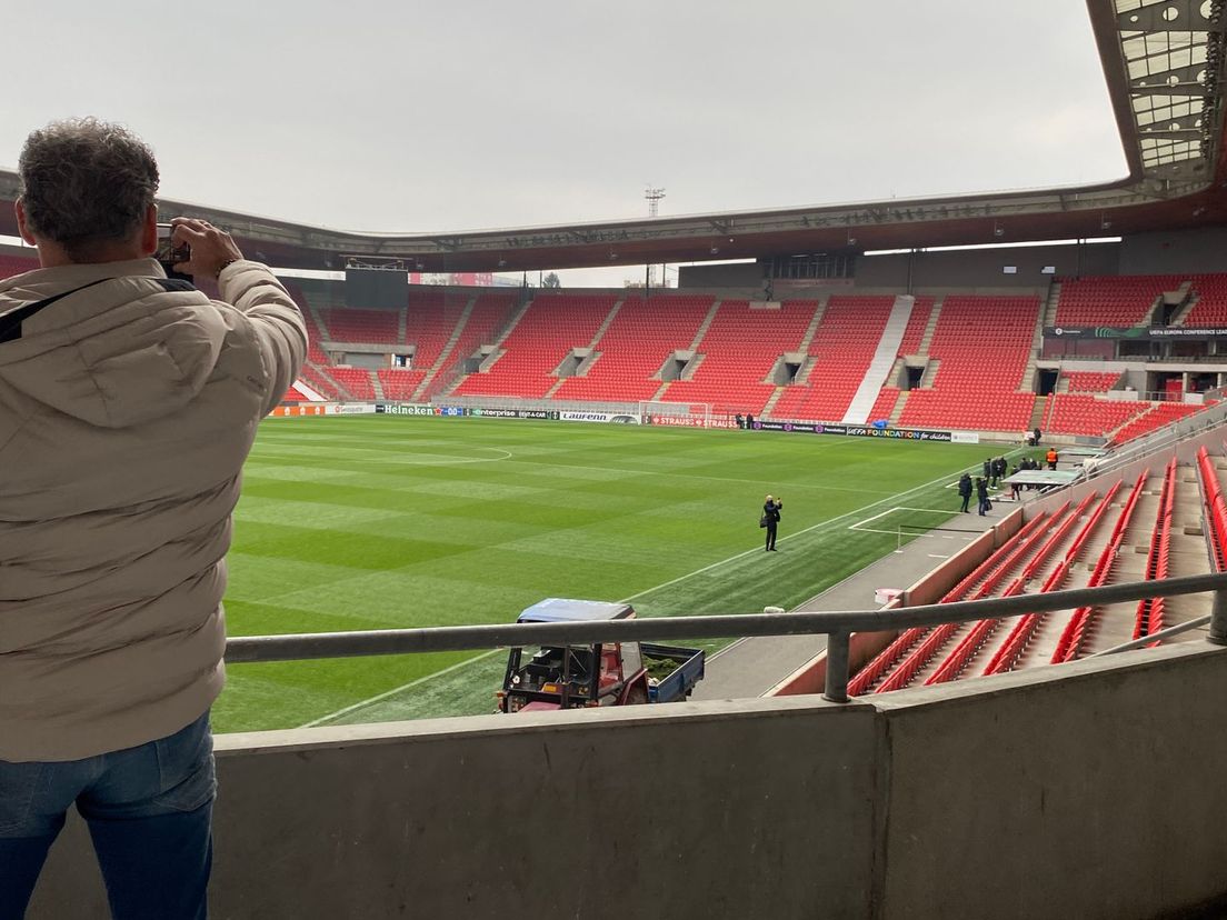 Patrick neemt een foto in het stadion van Slavia Praag
