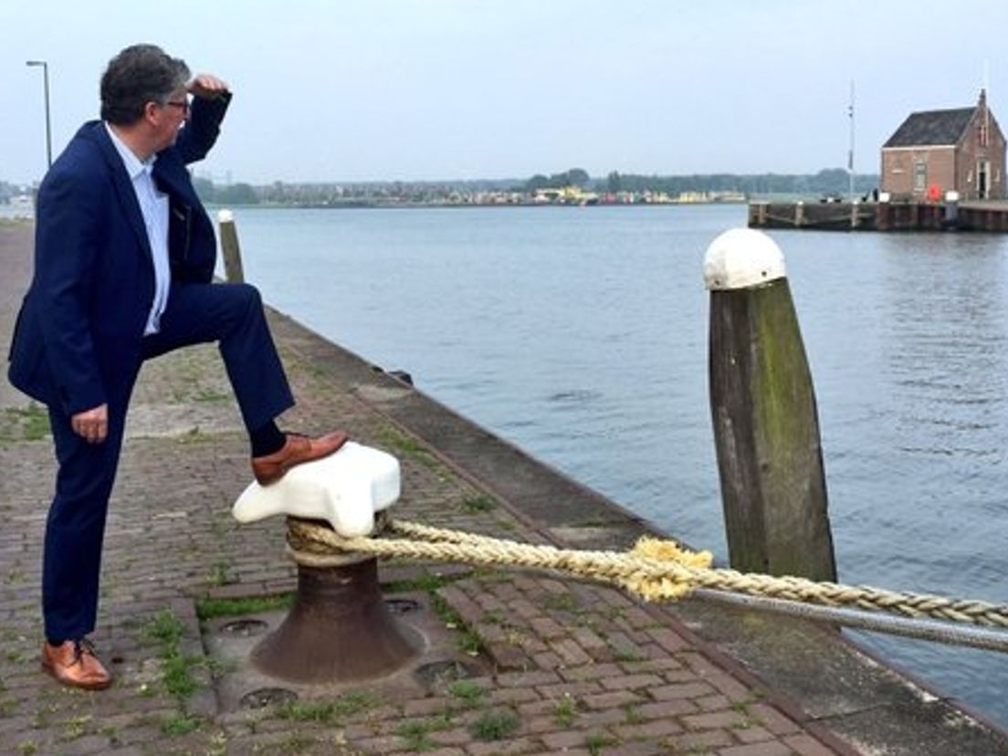 Burgemeester Haan kijkt uit naar de komst van de pakjesboot
