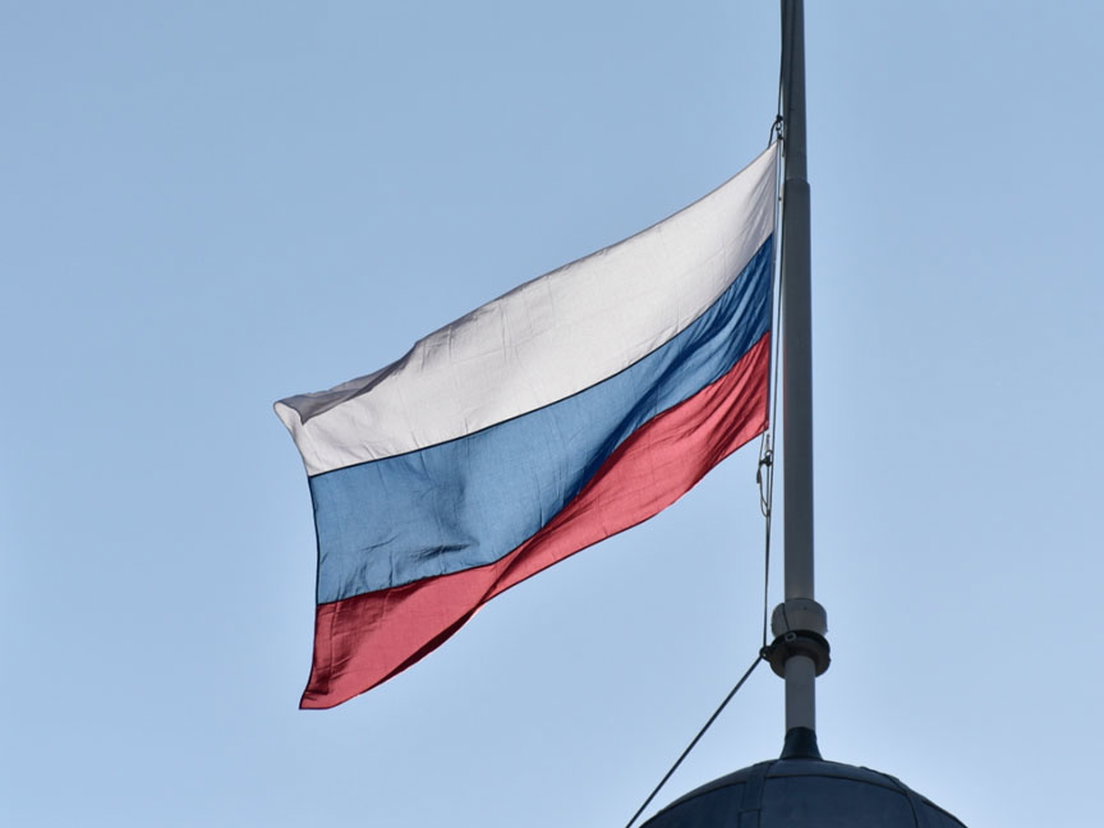 Russische vlag halfstok in Rotterdam