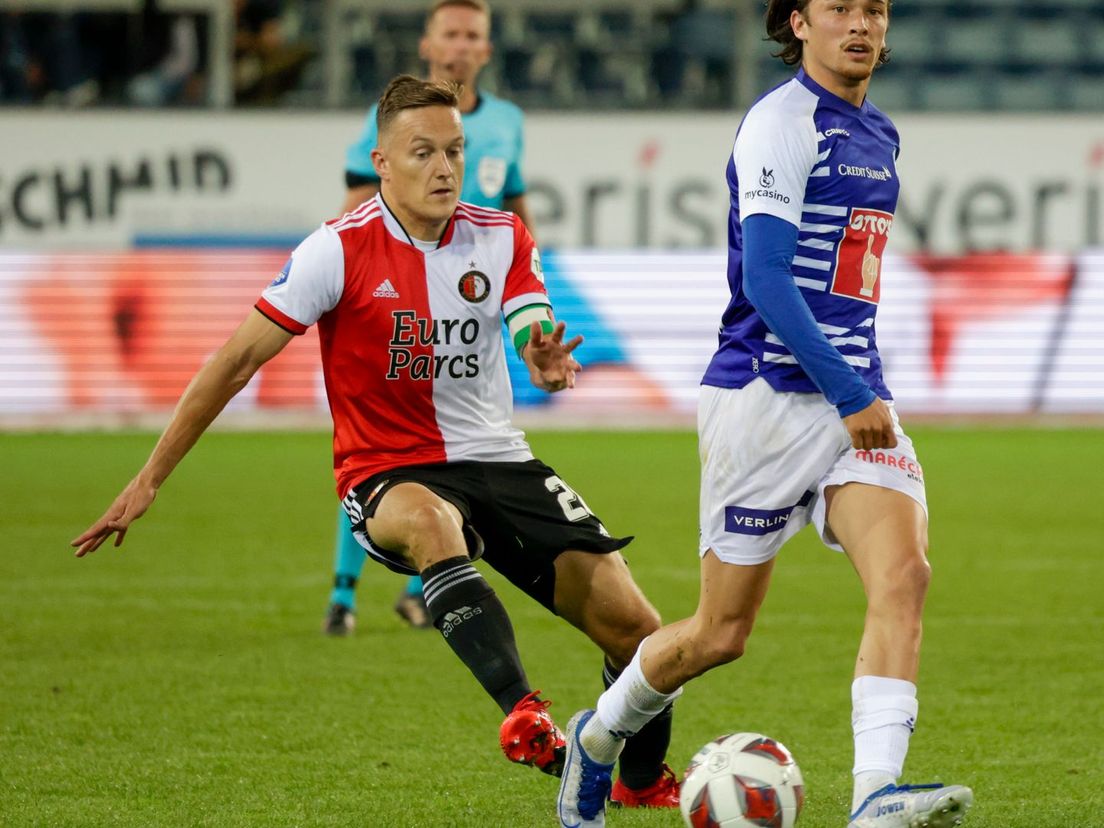 Jens Toornstra probeert tijdens FC Luzern-Feyenoord de bal af te pakken van oud-ploeggenoot Jordy Wehrmann