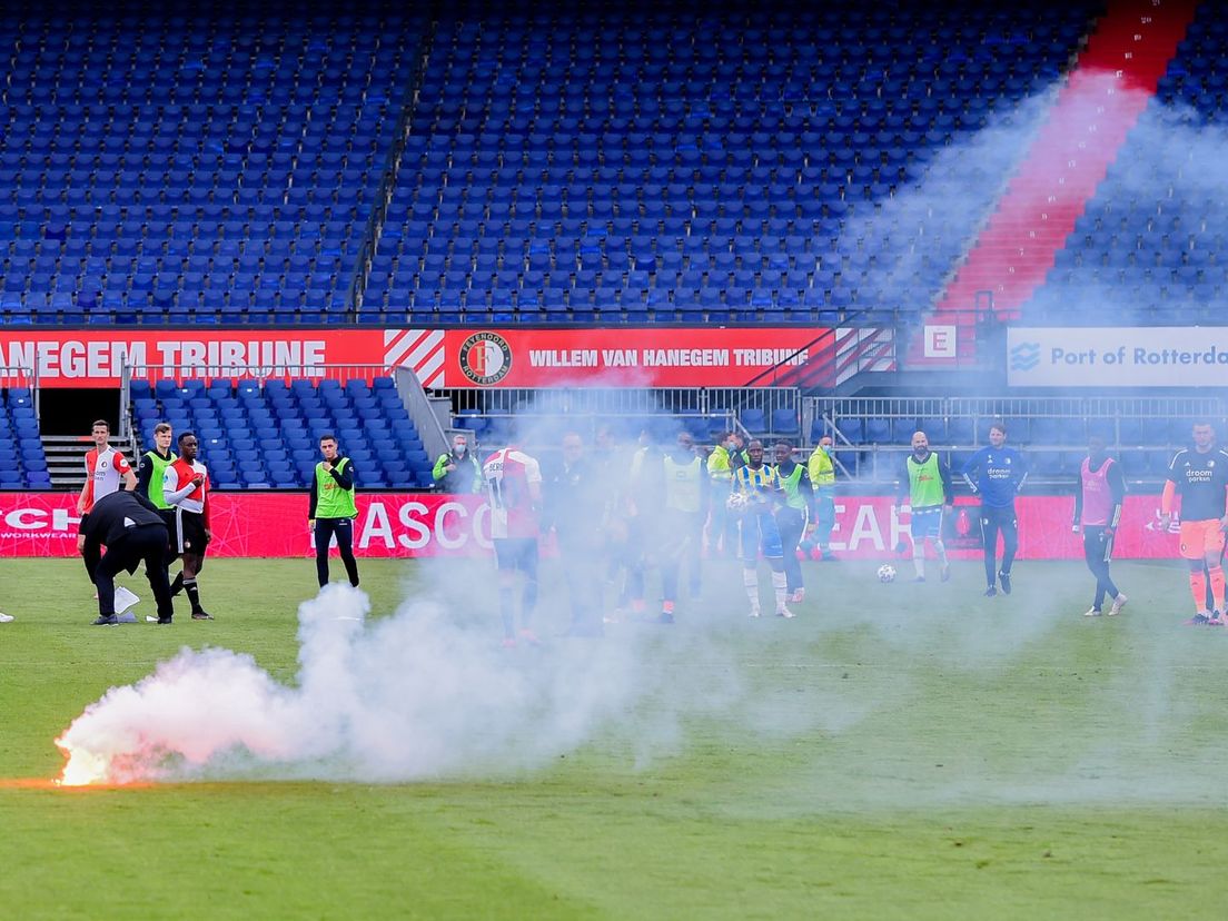 Tijdens de besloten voetbalwedstrijd Feyenoord-RKC Waalwijk kwamen afgelopen april supporters met vuurwerk het stadion binnen