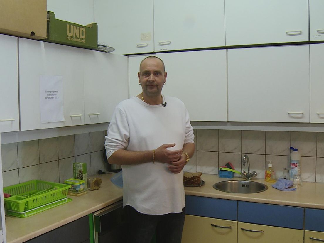 Johan Muurlink smeert wekelijks honderden boterhammen voor kinderen zonder lunch