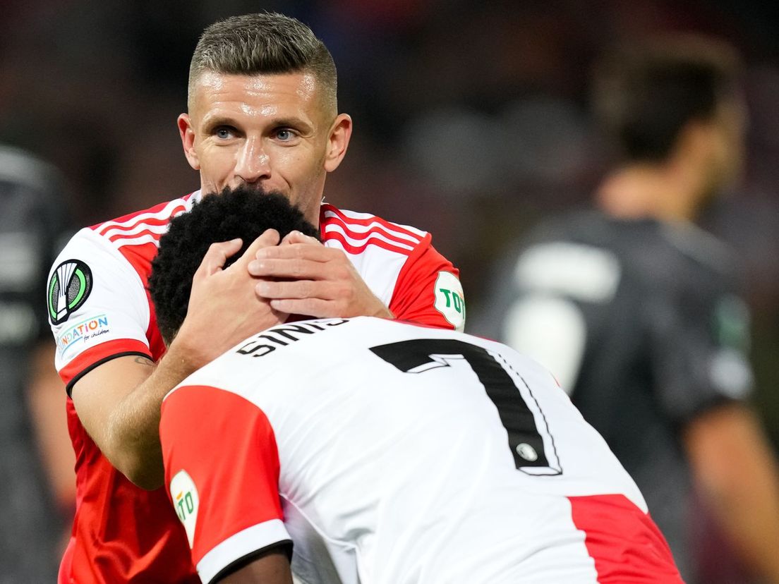 Bryan Linssen en Luis Sinisterra vieren een treffer van Feyenoord tegen Union Berlin