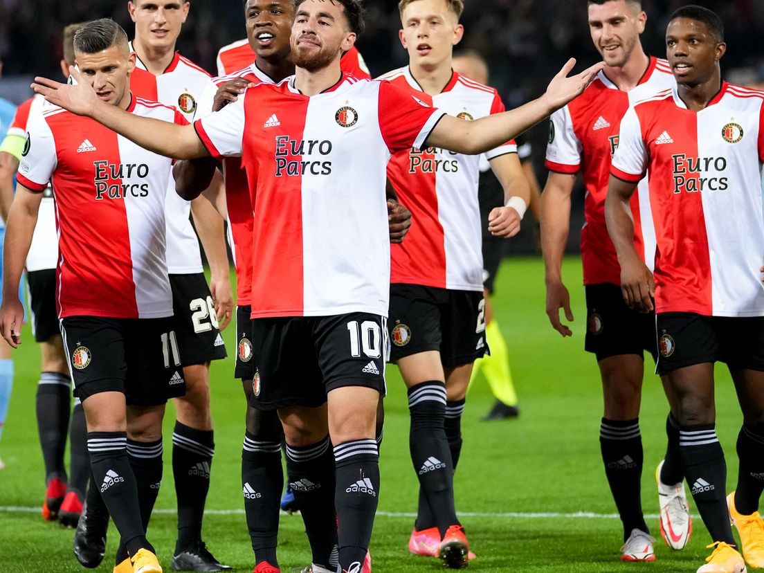 Orkun Kökcü is het middelpunt van alle aandacht na zijn goal voor Feyenoord tegen Slavia Praag in de Conference League