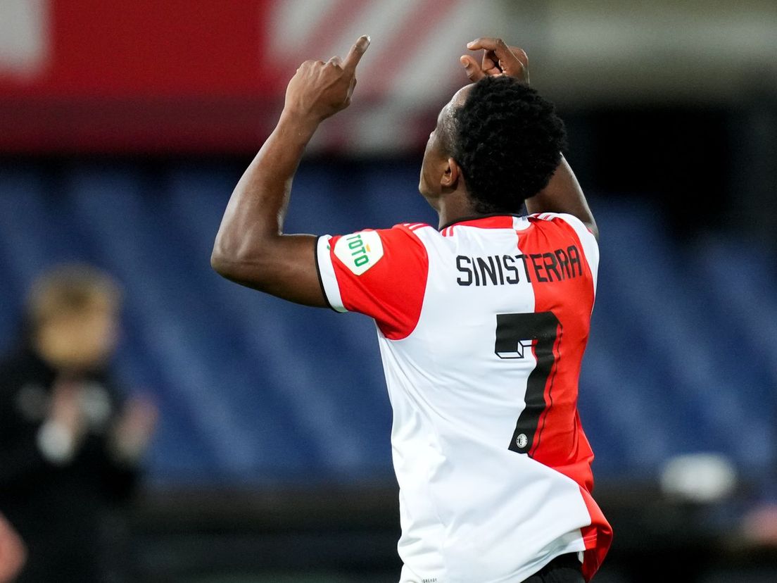 Luis Sinisterra juicht na de 1-1 voor Feyenoord tegen Heracles Almelo